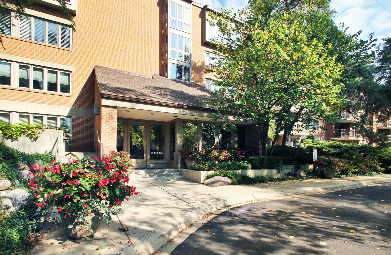 22 Park Lane, Unit 518 Park Ridge, IL 60068 - Photo 1 of 21 a front view of a building