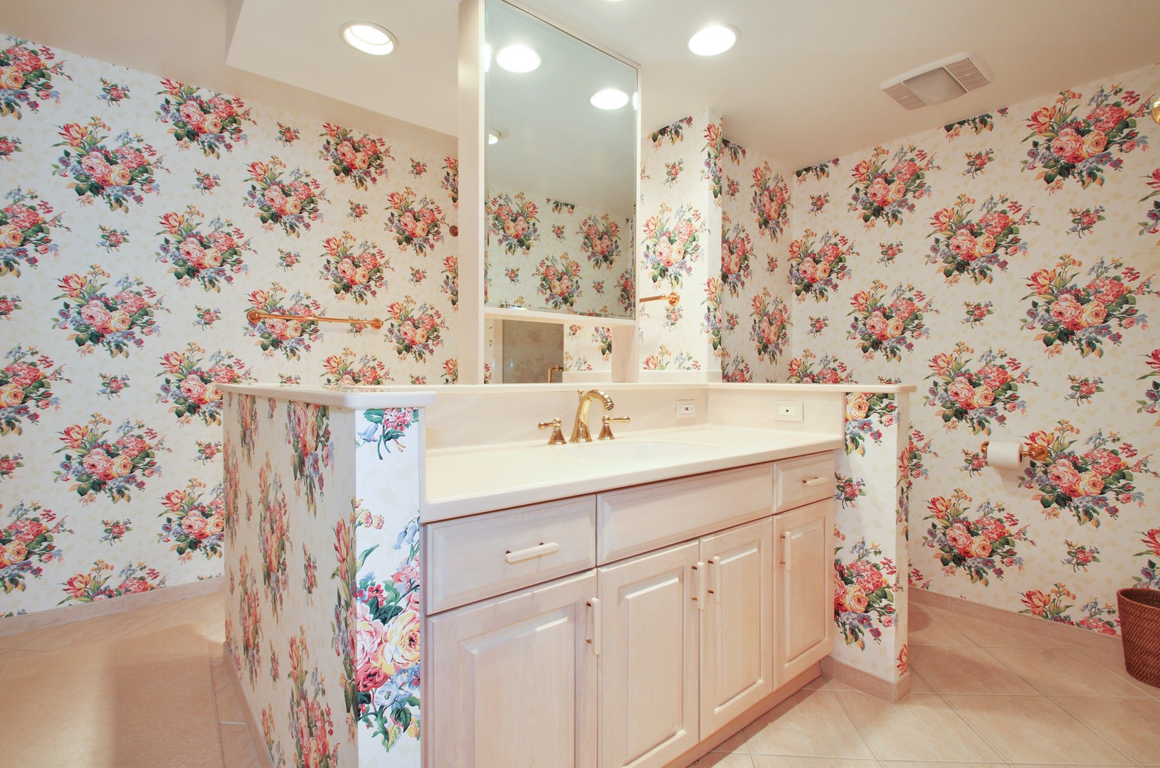 22 Park Lane, Unit 518 Park Ridge, IL 60068 - Photo 11 of 21 a bathroom with a sink and a shower curtain