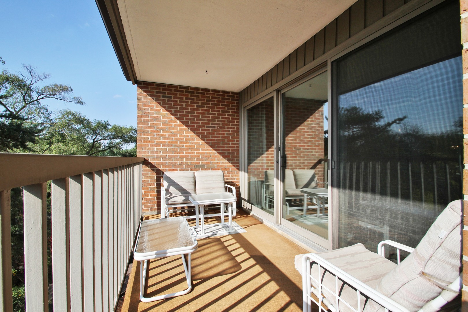 22 Park Lane, Unit 518 Park Ridge, IL 60068 - Photo 17 of 21 a balcony with table and chairs
