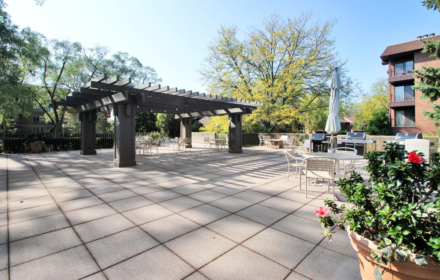 22 Park Lane, Unit 518 Park Ridge, IL 60068 - Photo 18 of 21 a building with trees in front of it