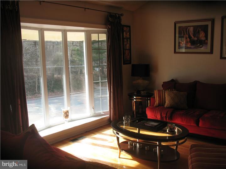 701 Welsh Road Philadelphia, PA 19115 - Photo 4 of 25 Living Room