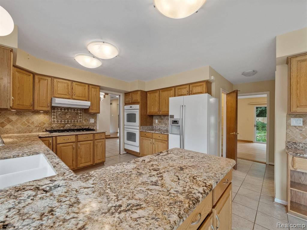 4748 South Valleyview Road West Bloomfield, MI 48323 - Photo 3 of 37