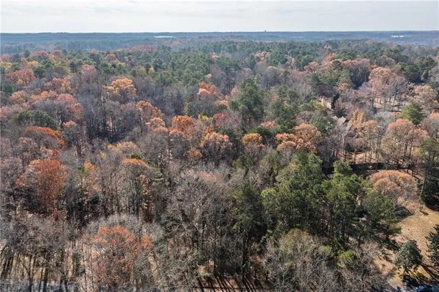 an aerial view of house with yard and mountain view