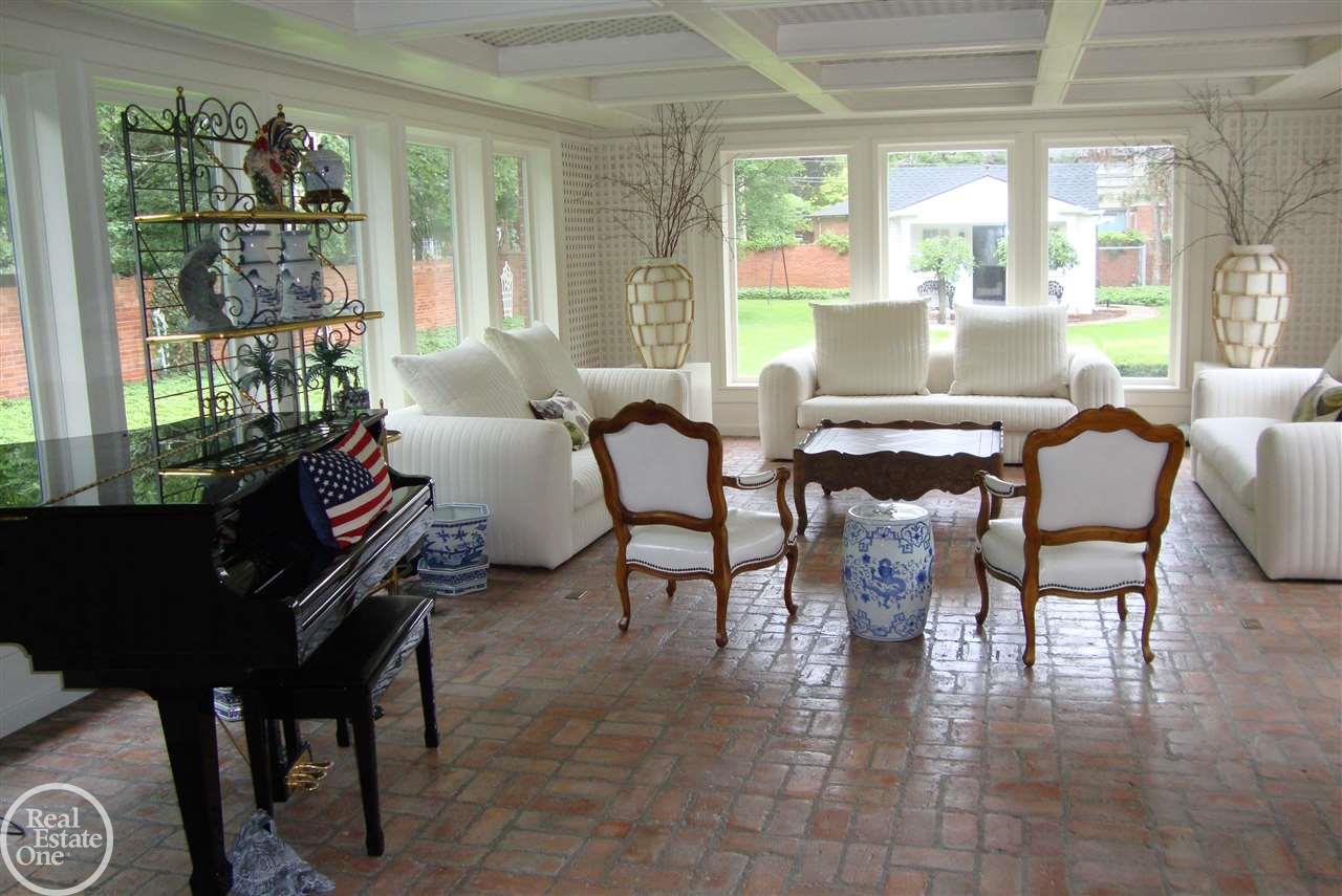 86 Lothrop Road Grosse Pointe, MI 48236 - Photo 11 of 28 31355561-10.JPG