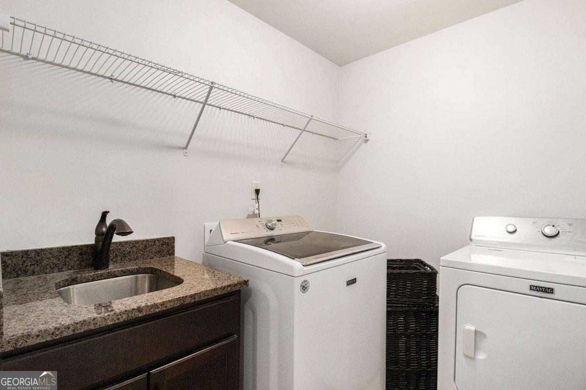466 Austin Storey Circle Newnan, GA 30263 - Photo 14 of 39 a utility room with dryer and washer