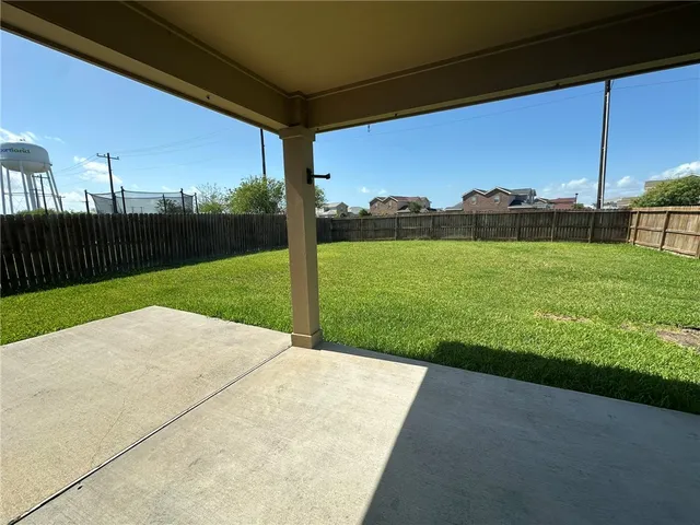 a view of a back yard