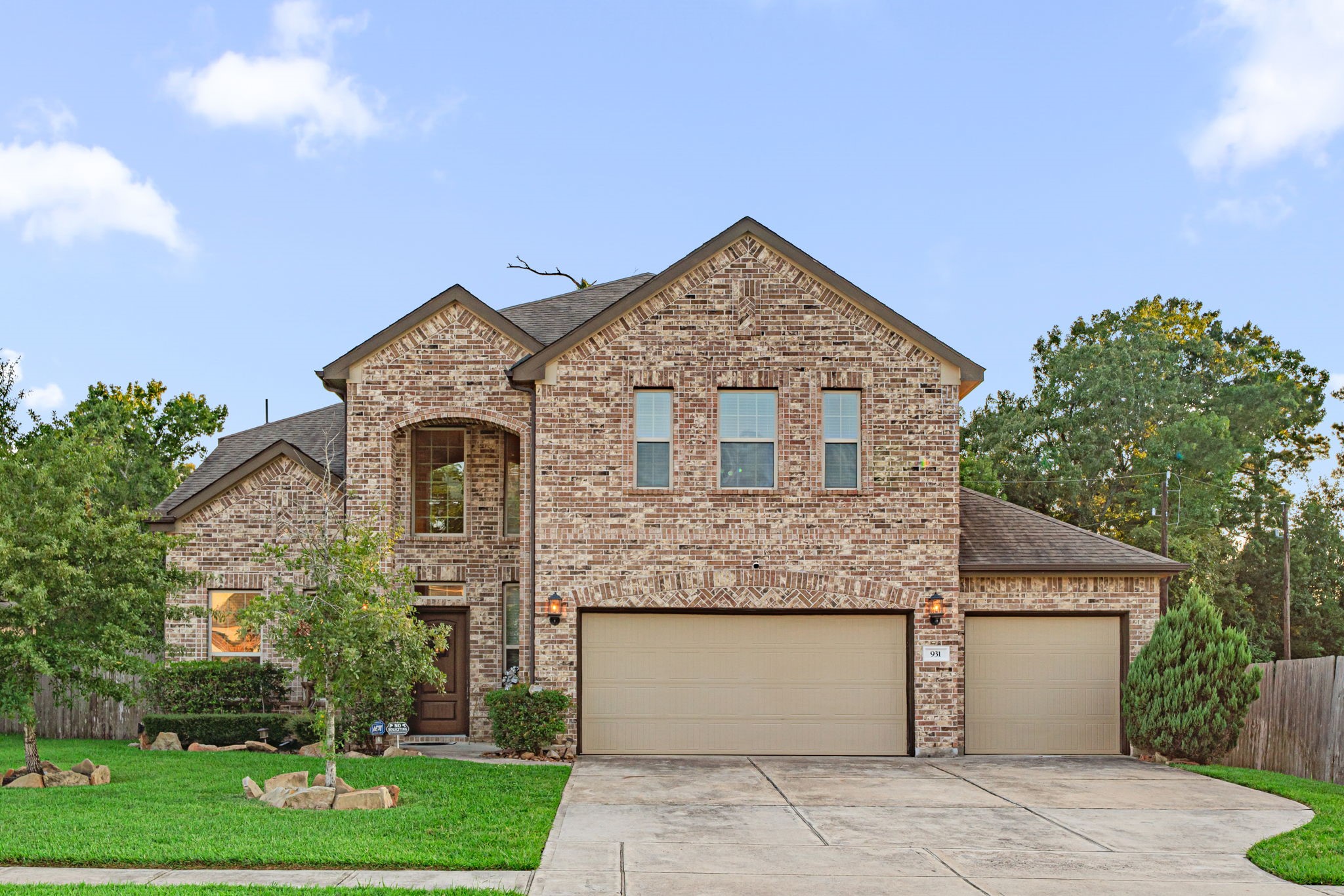 931 South Chamfer Way Crosby, TX 77532 - Photo 1 of 40 a front view of a house with a garden
