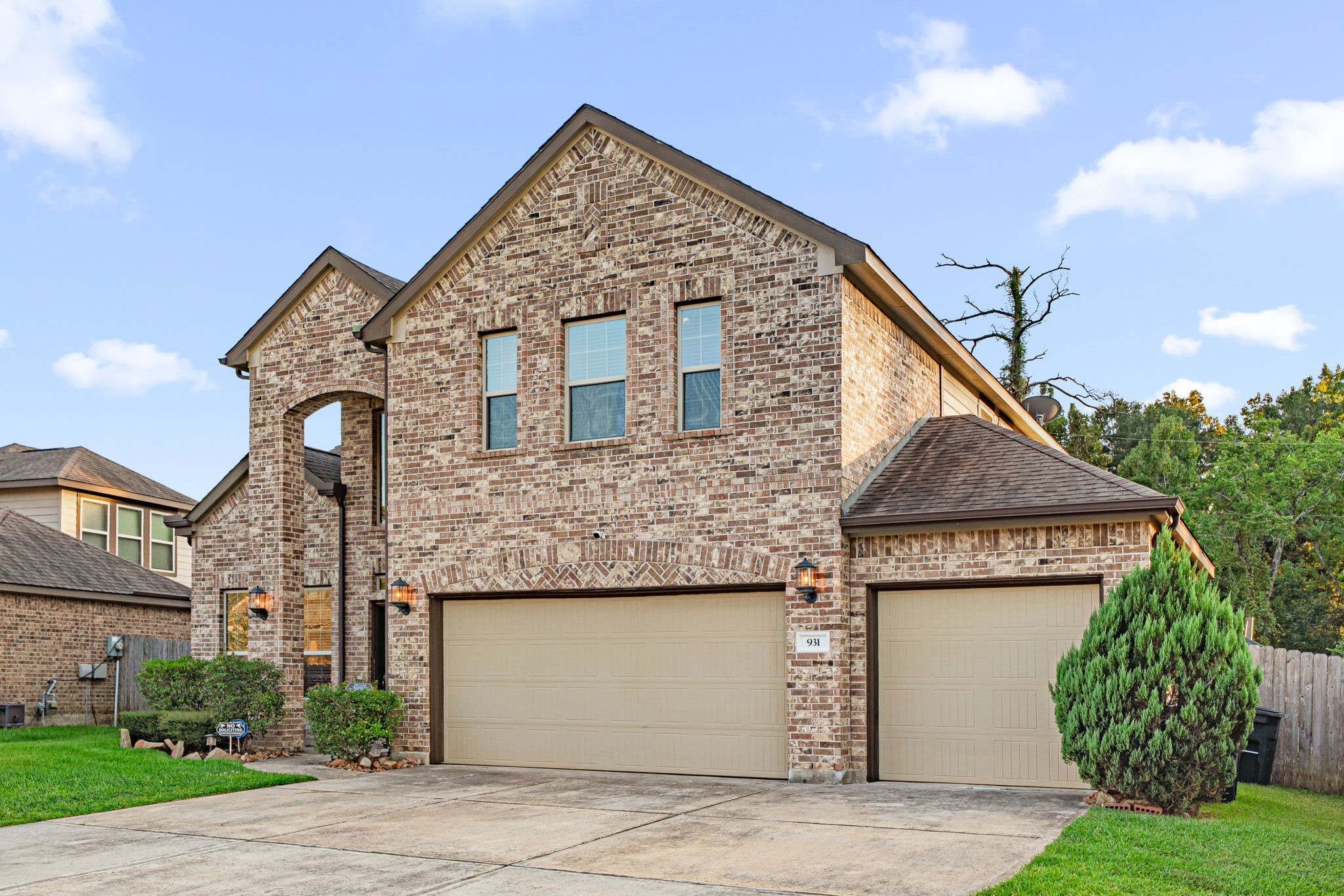 931 South Chamfer Way Crosby, TX 77532 - Photo 2 of 40 a front view of a house with garden