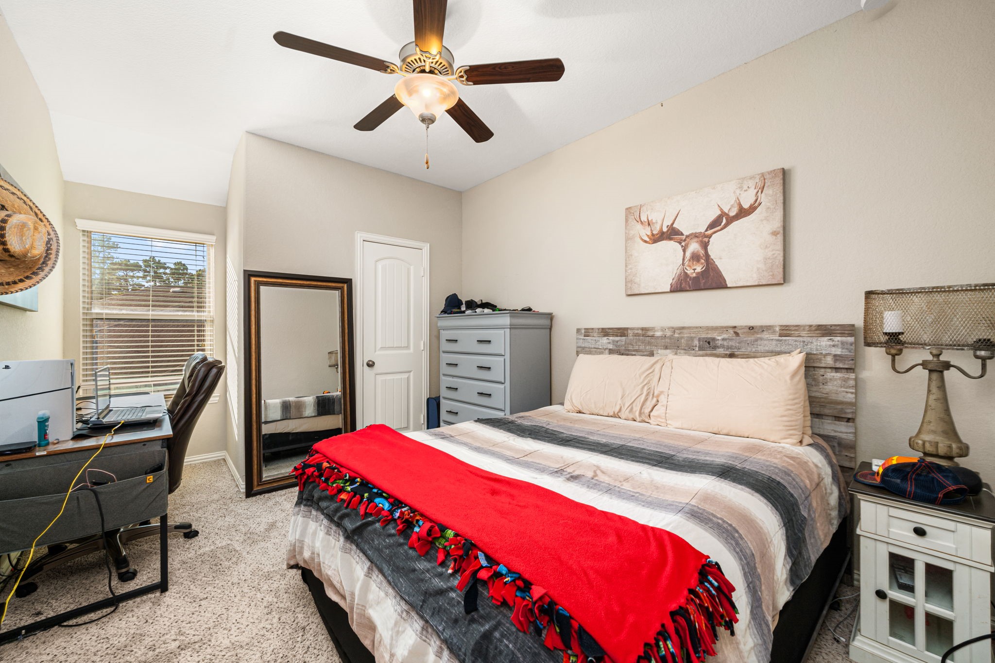 931 South Chamfer Way Crosby, TX 77532 - Photo 35 of 40 a bedroom with a bed a desk and chair