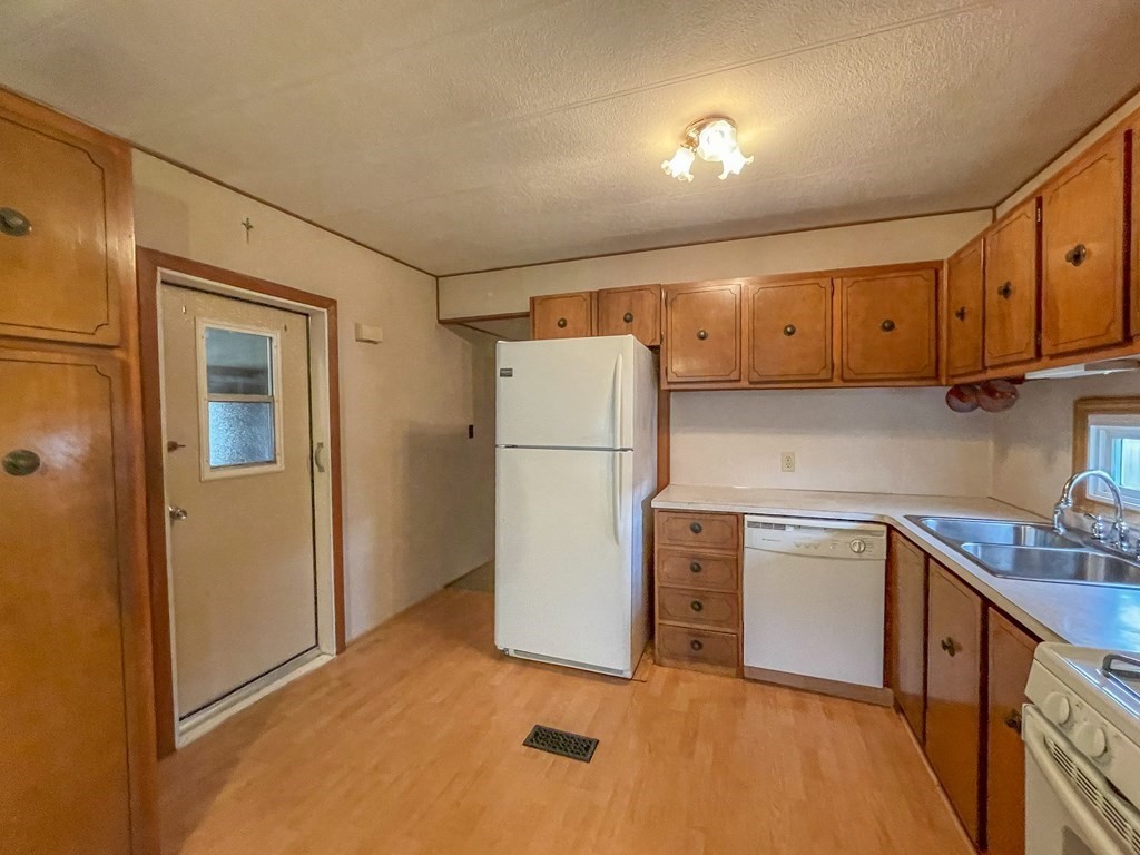 29 Lamplighter Lane, Unit 29 Springfield, MA 01119 - Photo 12 of 24 Gallery Image 12