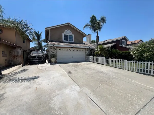 a view of a house with a yard and garage