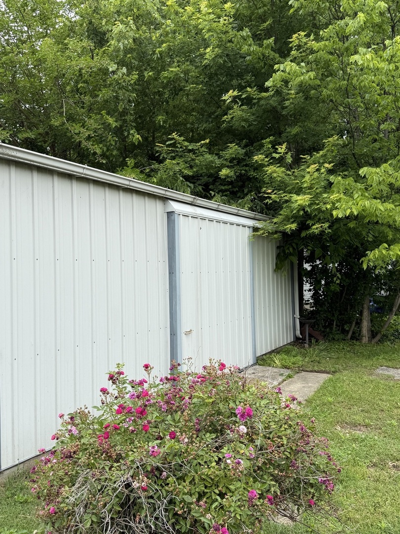 407 Middleton Street Iuka, IL 62849 - Photo 13 of 14 a view of a backyard with potted plants and large trees