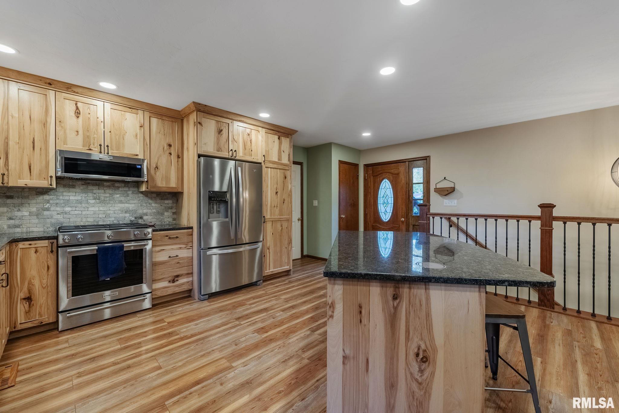 2257 Ridgeview Drive Muscatine, IA 52761 - Photo 5 of 38 Gallery Image 5