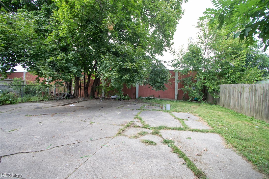 3816 Riverside Avenue Cleveland, OH 44109 - Photo 3 of 35 View of yard with a plenty of parking