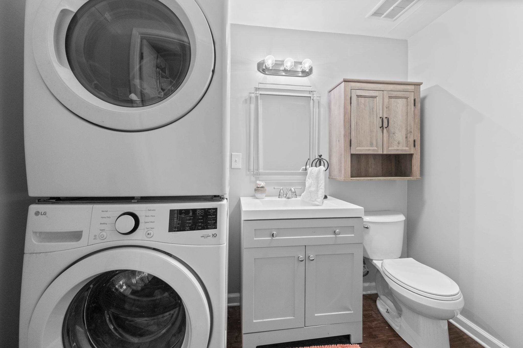 1435 Flamingo Road Memphis, TN 38117 - Photo 14 of 29 a bathroom with a toilet a sink and mirror