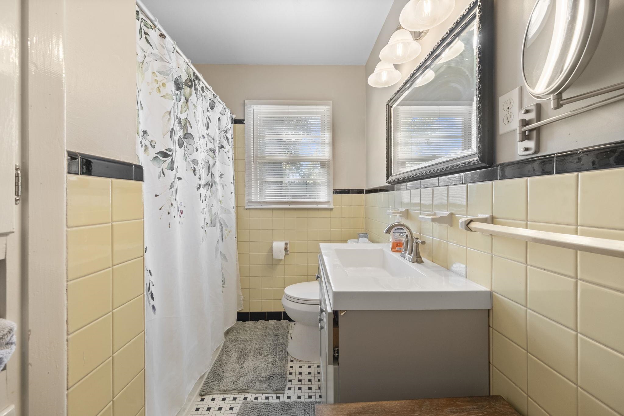 1435 Flamingo Road Memphis, TN 38117 - Photo 18 of 29 a bathroom with a sink toilet and shower