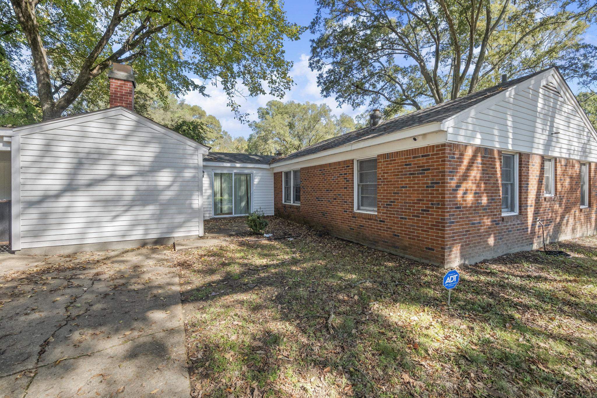 1435 Flamingo Road Memphis, TN 38117 - Photo 24 of 29 a backyard of a house