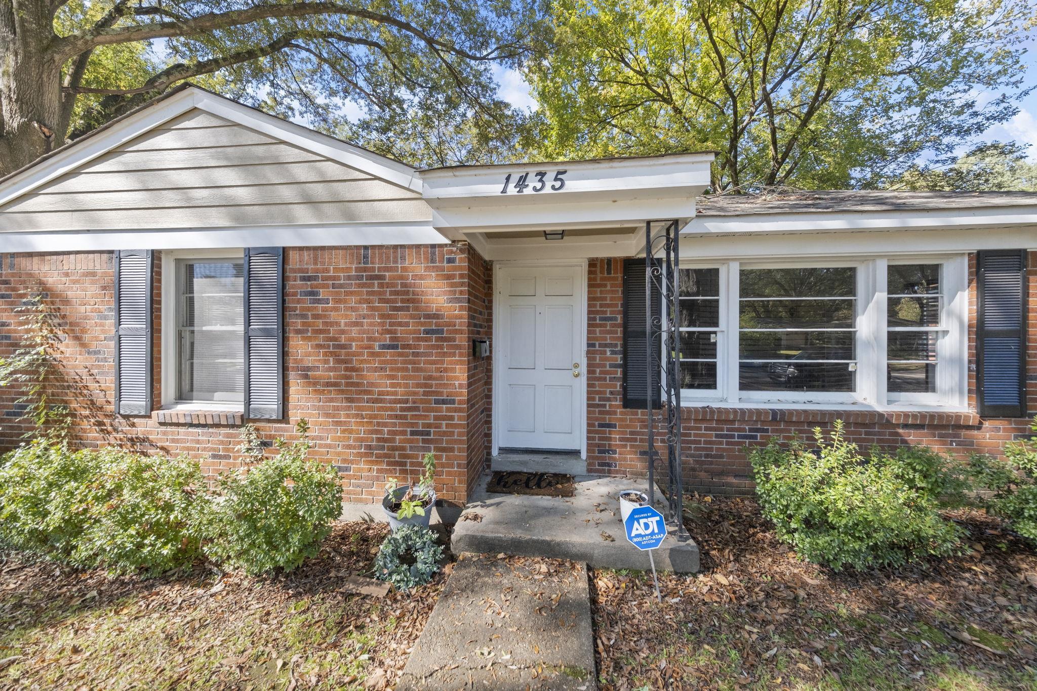 1435 Flamingo Road Memphis, TN 38117 - Photo 28 of 29 front view of a brick house with a large window