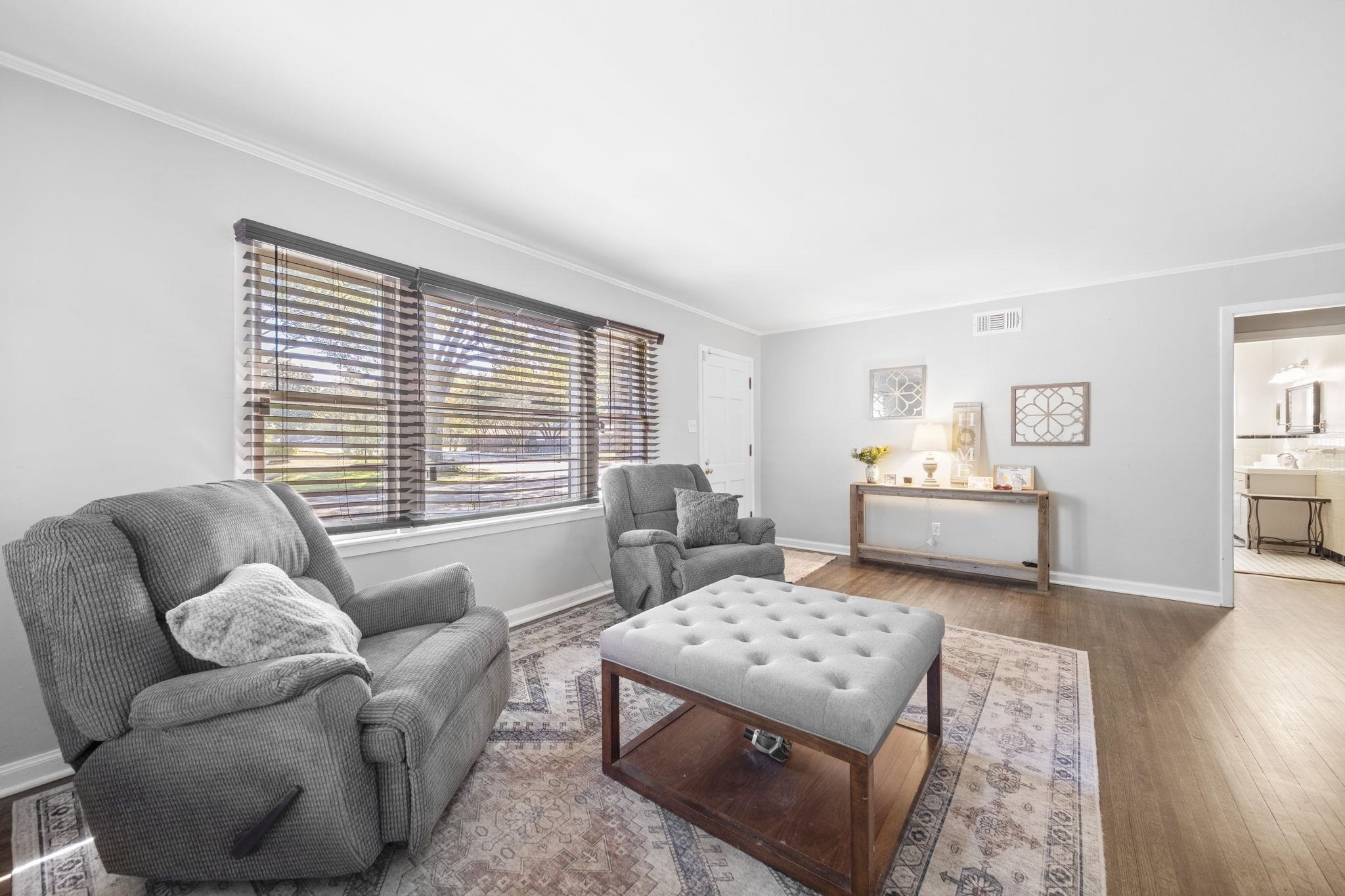 1435 Flamingo Road Memphis, TN 38117 - Photo 4 of 29 a living room with furniture and a couch