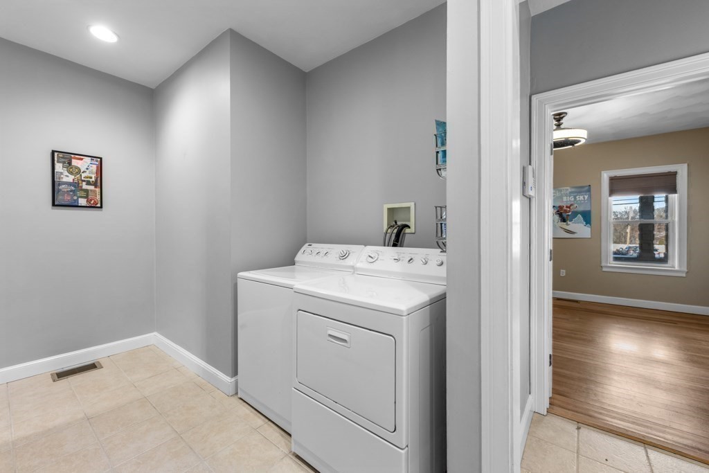 29-31 Middlesex Street, Unit 1 Chelmsford, MA 01863 - Photo 10 of 31 a utility room with dryer and washer