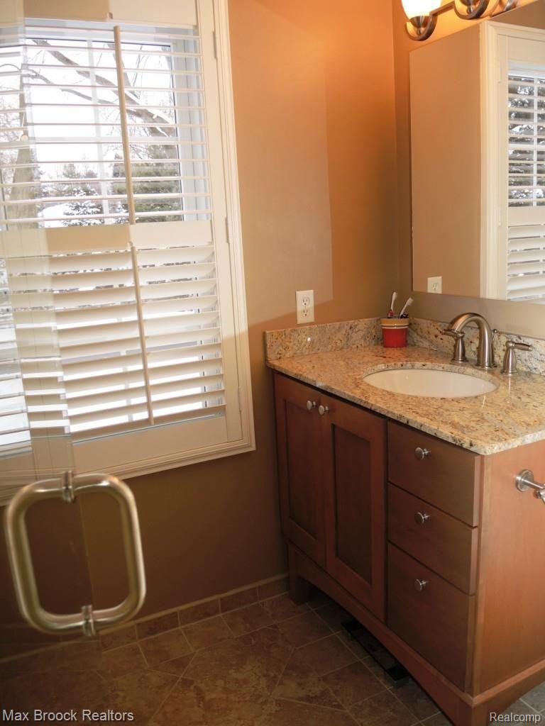 4466 Beach Road Troy, MI 48098 - Photo 21 of 45 GREAT MASTER BATH