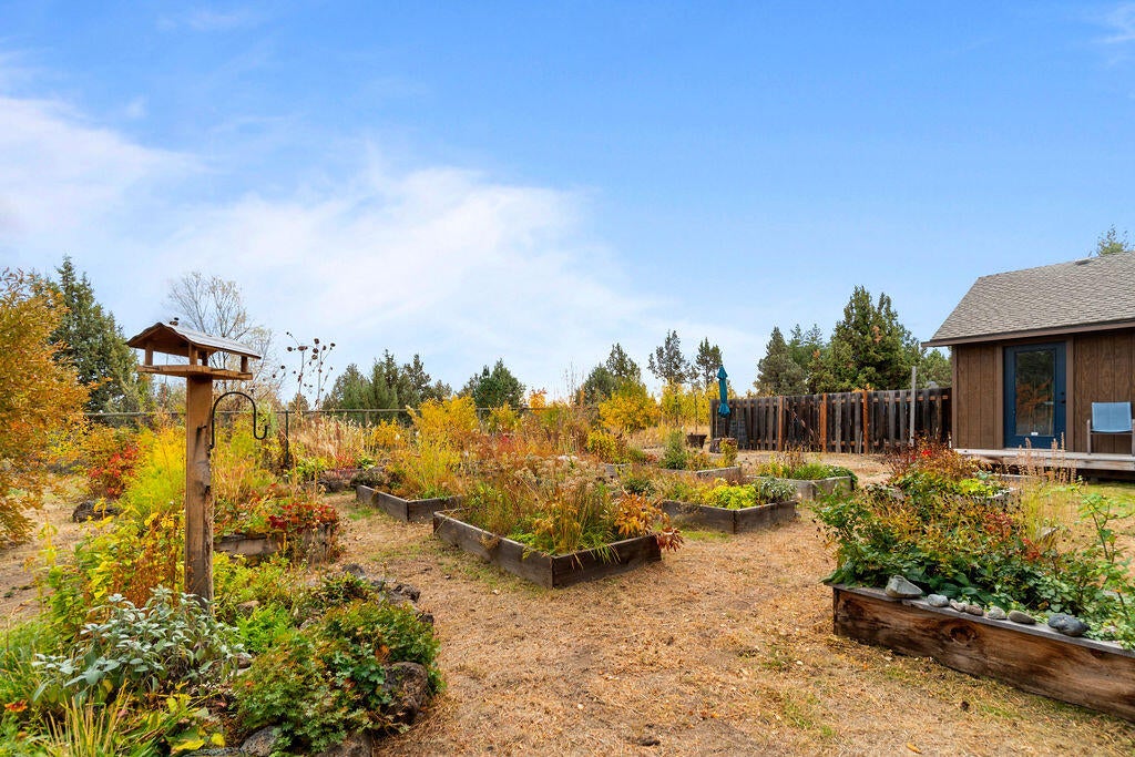 62508 Quail Ridge Road Bend, OR 97701 - Photo 26 of 36 Garden