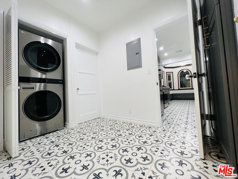 6187 Barrows Drive Los Angeles, CA 90048 - Photo 12 of 35 a view of a hallway with washer and dryer