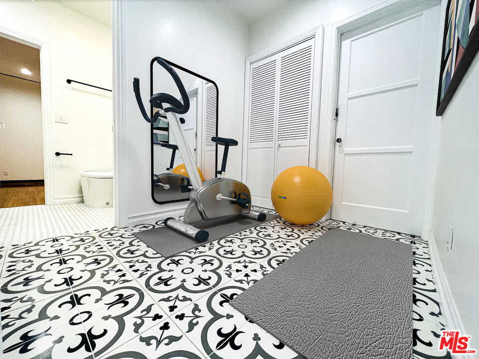6187 Barrows Drive Los Angeles, CA 90048 - Photo 14 of 35 a room with gym equipment