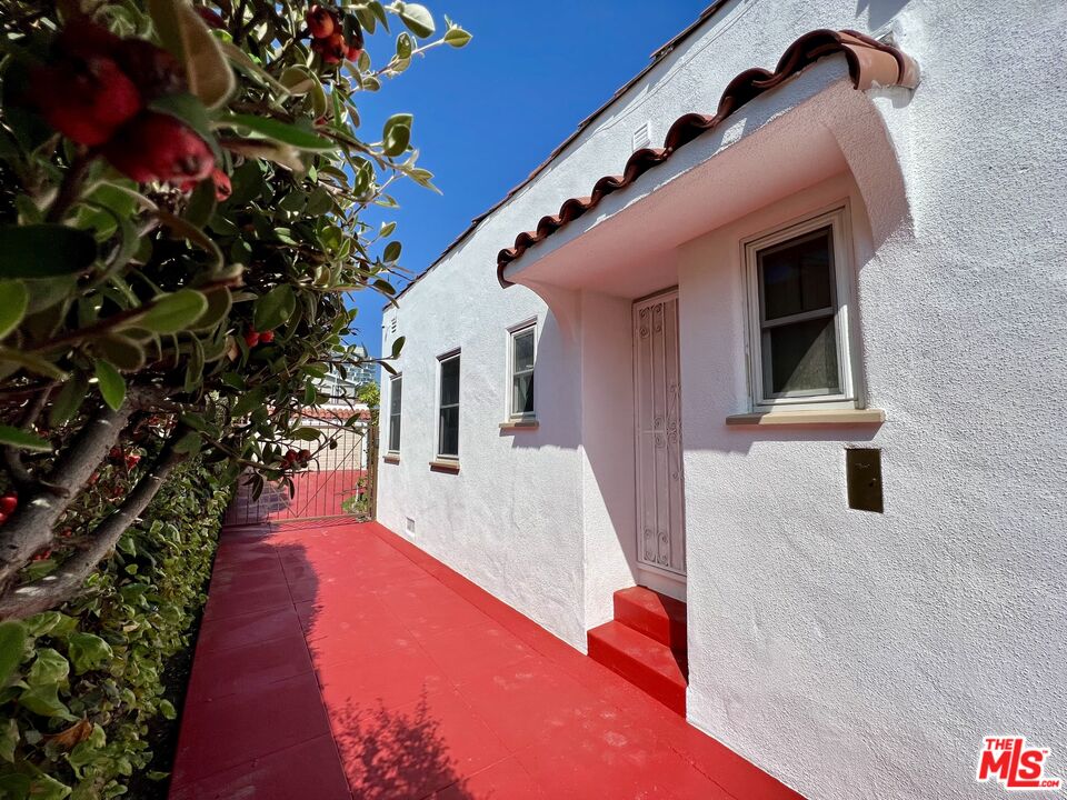 6187 Barrows Drive Los Angeles, CA 90048 - Photo 33 of 35 a view of balcony and hall with wooden floor
