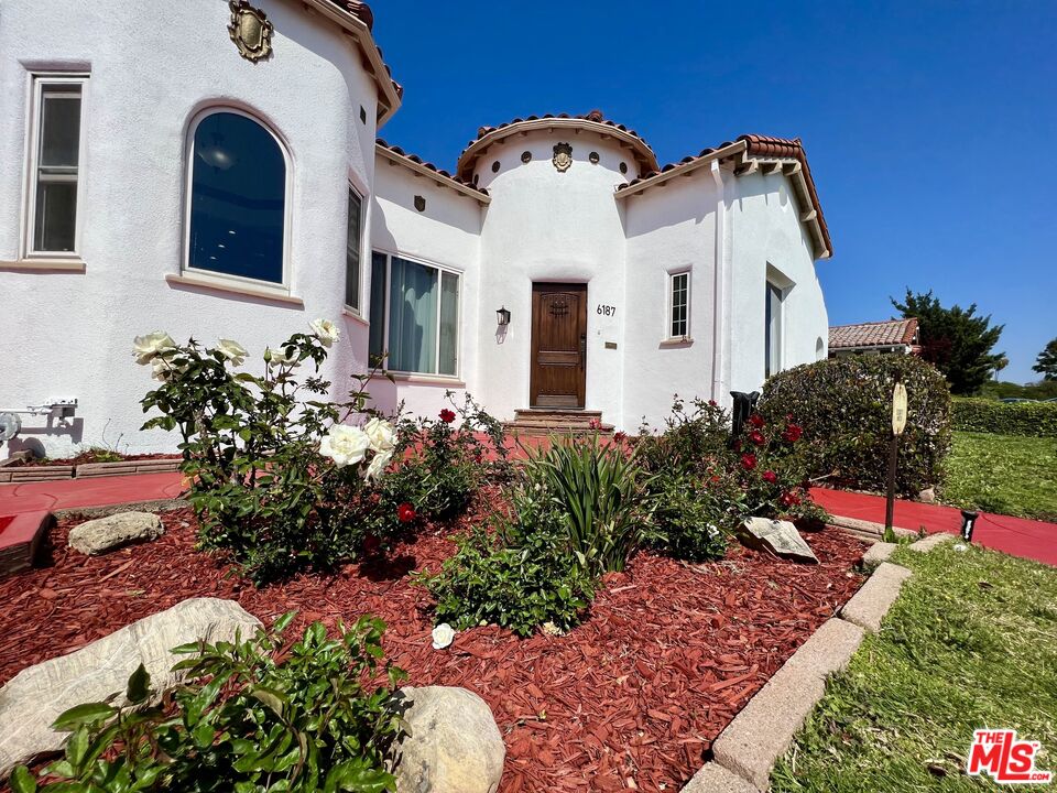 6187 Barrows Drive Los Angeles, CA 90048 - Photo 34 of 35 a front view of a house with a yard