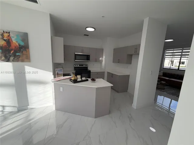 $2,600 | 2312 East 4th Avenue, Unit 103, Hialeah, FL 33013