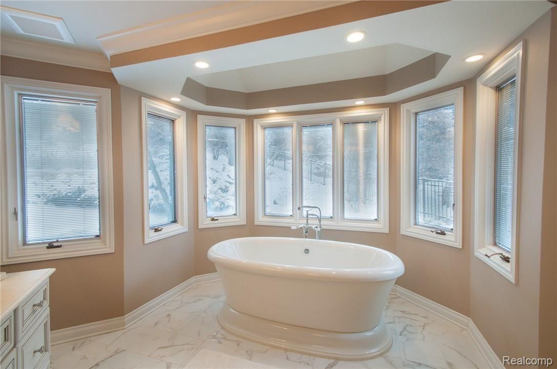 4758 Forest Ridge Court Rochester, MI 48306 - Photo 4 of 73 7-ForestRidgeCt_4758_MasterBath_01.jpg