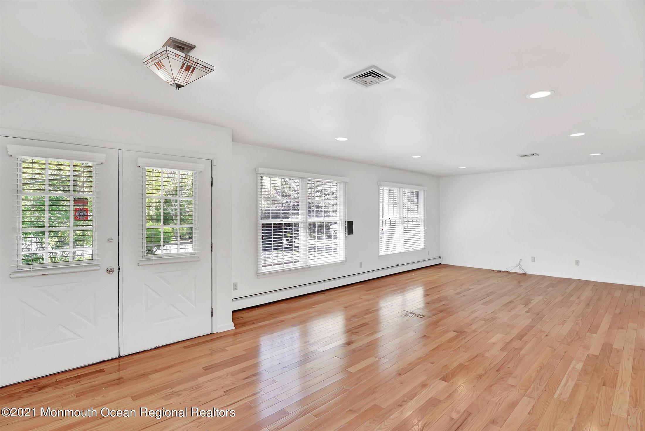 8 Julies Way Howell, NJ 07731 - Photo 6 of 29 06-Living Room