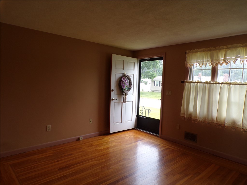 66 Hobbs Road Warwick, RI 02889 - Photo 3 of 29 Gallery Image 3