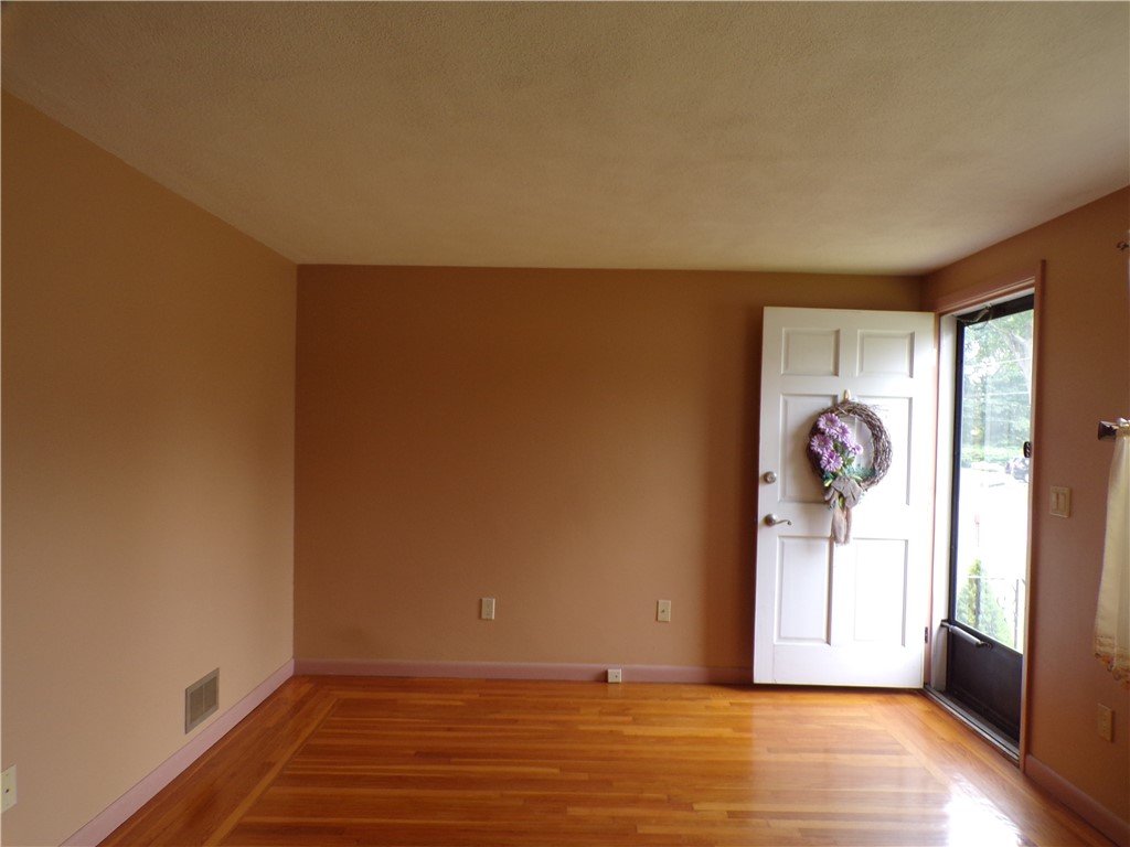 66 Hobbs Road Warwick, RI 02889 - Photo 4 of 29 Gallery Image 4