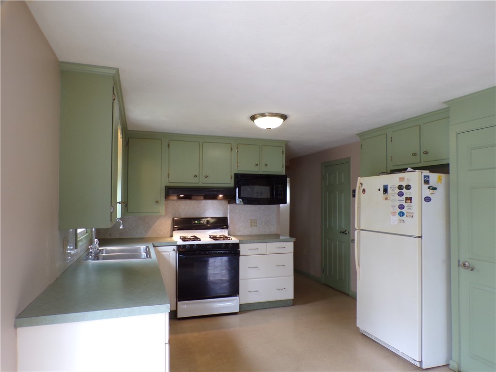 66 Hobbs Road Warwick, RI 02889 - Photo 8 of 29 Gallery Image 8