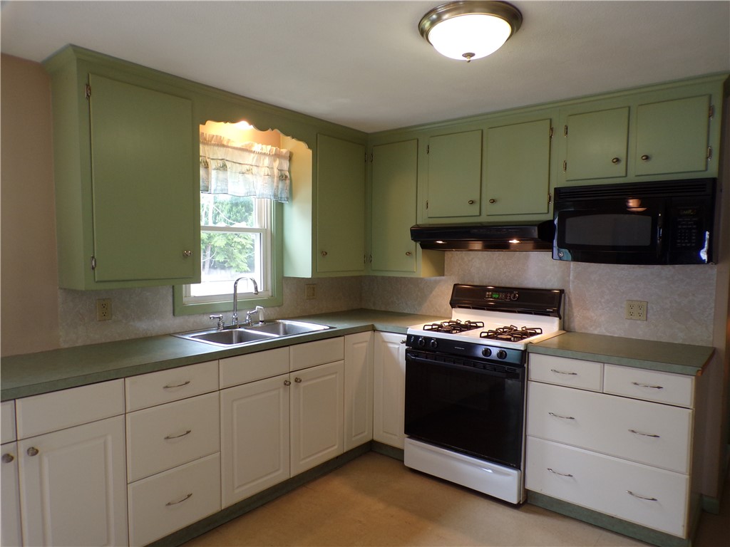 66 Hobbs Road Warwick, RI 02889 - Photo 9 of 29 Gallery Image 9