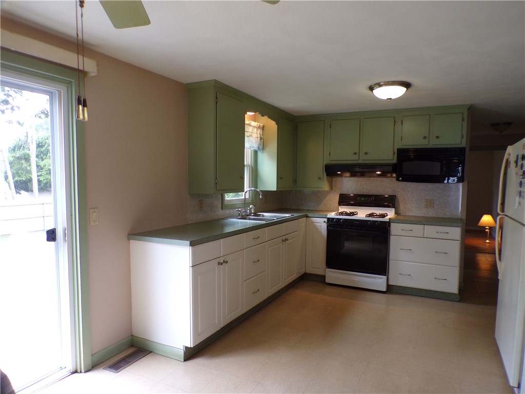 66 Hobbs Road Warwick, RI 02889 - Photo 10 of 29 Gallery Image 10