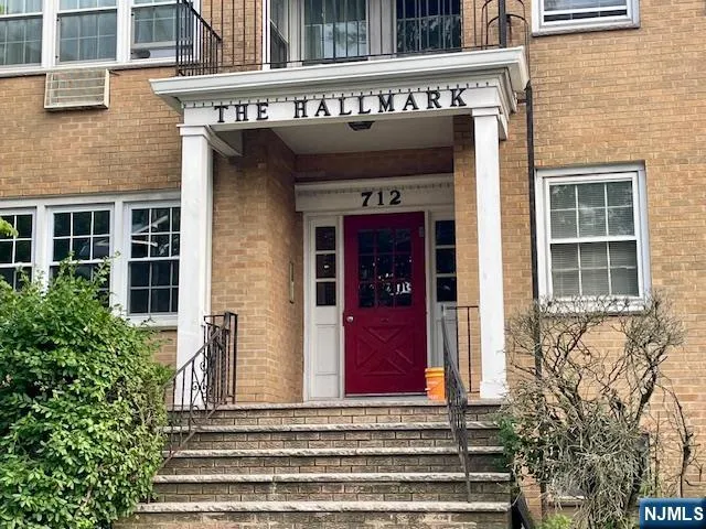 $1,995 | 712 Cedar Lane, Unit 4, Teaneck, NJ 07666