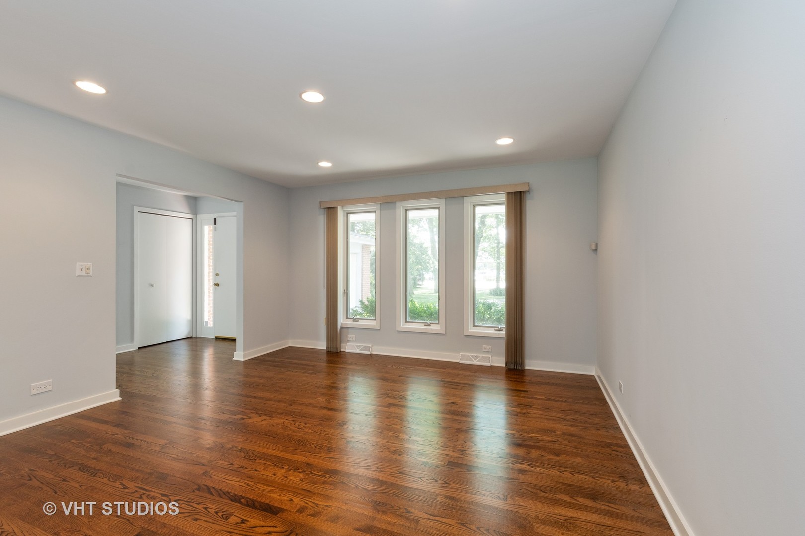 33 Pierce Road Highland Park, IL 60035 - Photo 3 of 15