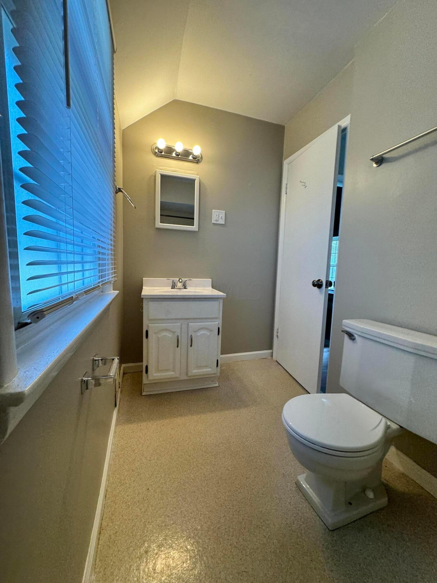 47 West Pacemont Road Columbus, OH 43202 - Photo 14 of 16 Bathroom