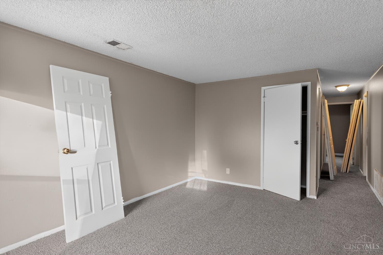 8587 Daly Road Cincinnati, OH 45231 - Photo 9 of 30
