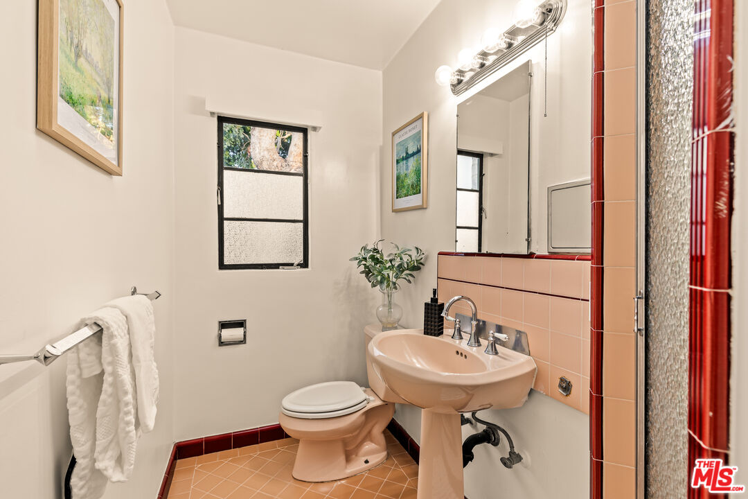 1100 Victoria Avenue Venice, CA 90291 - Photo 21 of 30 a bathroom with a sink a toilet and a mirror