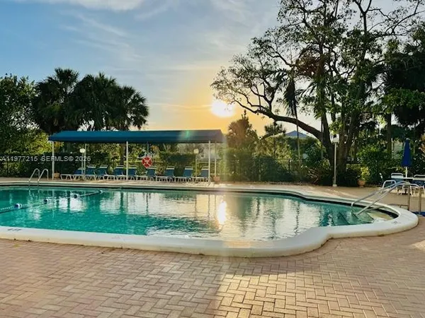 $198,500 | 4001 Hillcrest Drive, Unit 1014, Hollywood, FL 33021