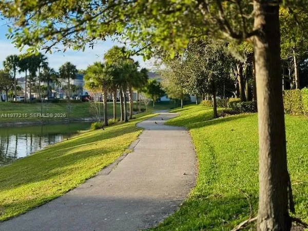 $198,500 | 4001 Hillcrest Drive, Unit 1014, Hollywood, FL 33021