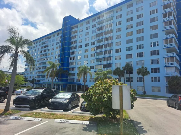 $198,500 | 4001 Hillcrest Drive, Unit 1014, Hollywood, FL 33021