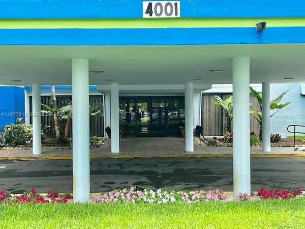 $198,500 | 4001 Hillcrest Drive, Unit 1014, Hollywood, FL 33021