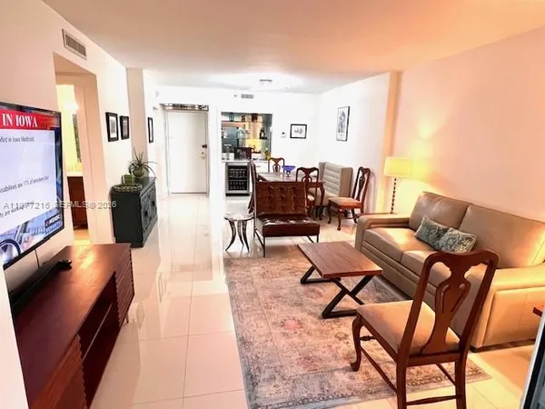 $198,500 | 4001 Hillcrest Drive, Unit 1014, Hollywood, FL 33021