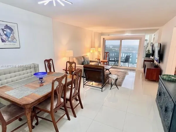 $198,500 | 4001 Hillcrest Drive, Unit 1014, Hollywood, FL 33021