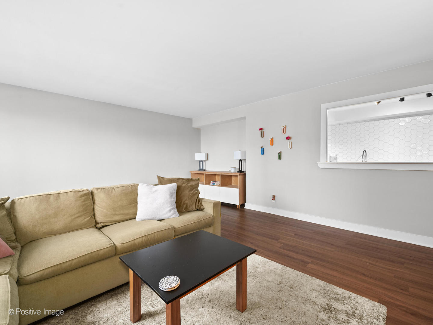 6118 North Sheridan Road, Unit 1003 Chicago, IL 60660 - Photo 3 of 13 a living room with furniture and a couch